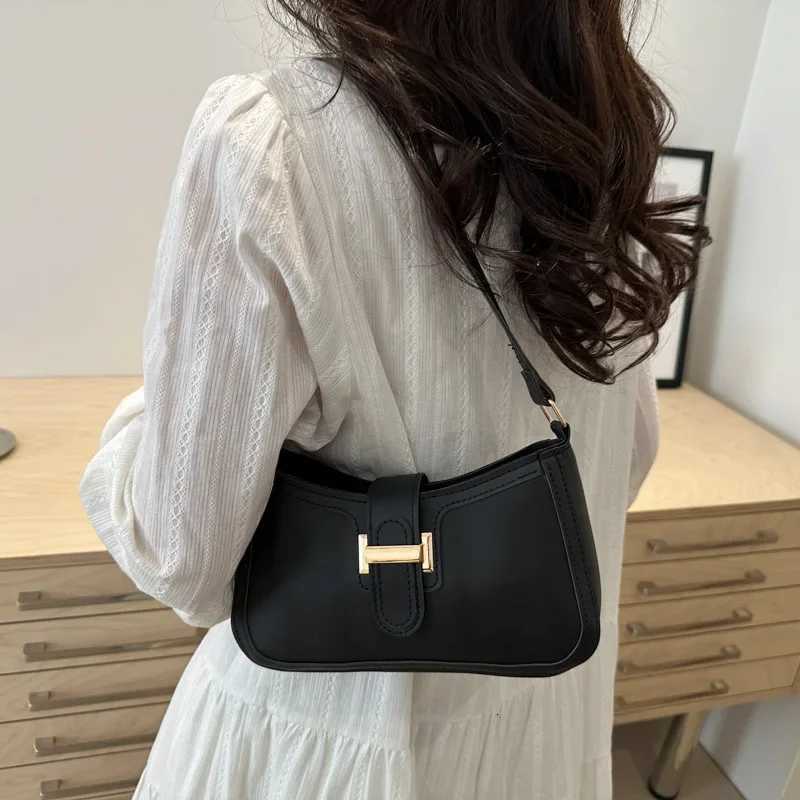 High-End Texture French Bread Bag 2025 Trendy Niche Design Simple Retro Womens Bag Commute Versatile Single Shoulder CrossbodyW251117