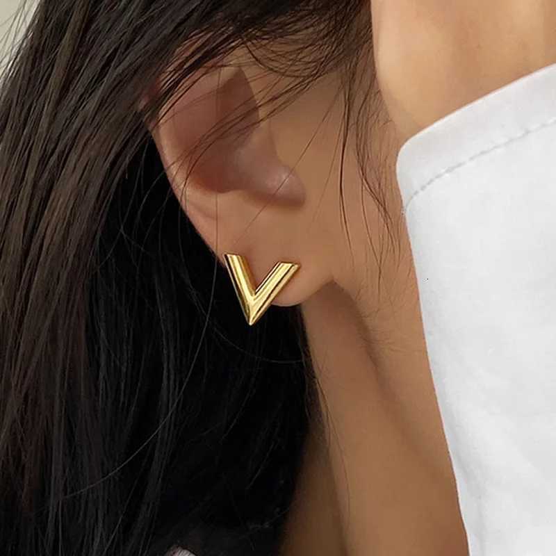 luxury 2023 New Classic 18 K Plated Stainless Steel V Letters Small Earrings Sexy Party Queen Earrings Trendsetter Lady Jewelry K251117