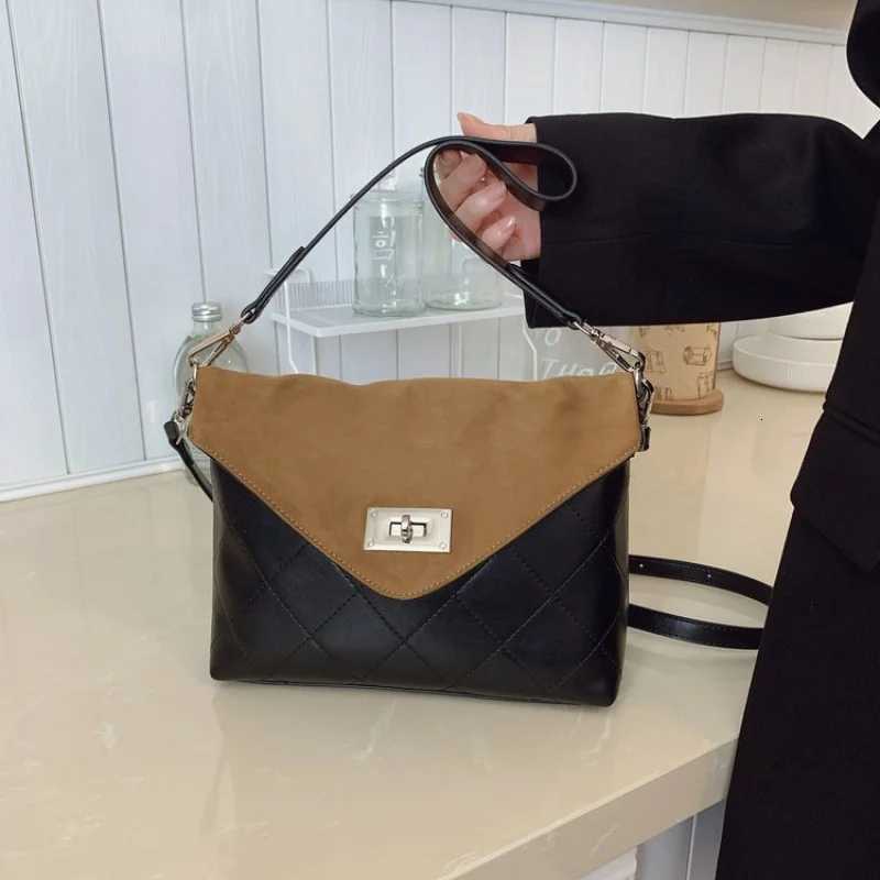 Ladies Chic Leather Crossbody Bag For Daily Commute With Adjustable Strap In Classic DesignW251117