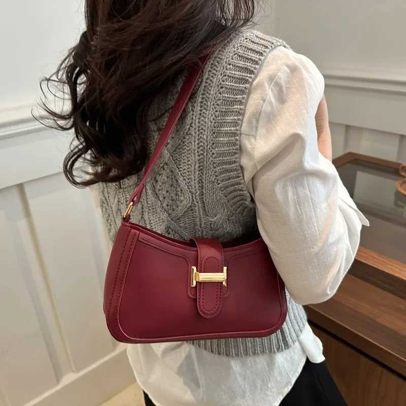 High-End Texture French Bread Bag 2025 Trendy Niche Design Simple Retro Womens Bag Commute Versatile Single Shoulder CrossbodyW251117
