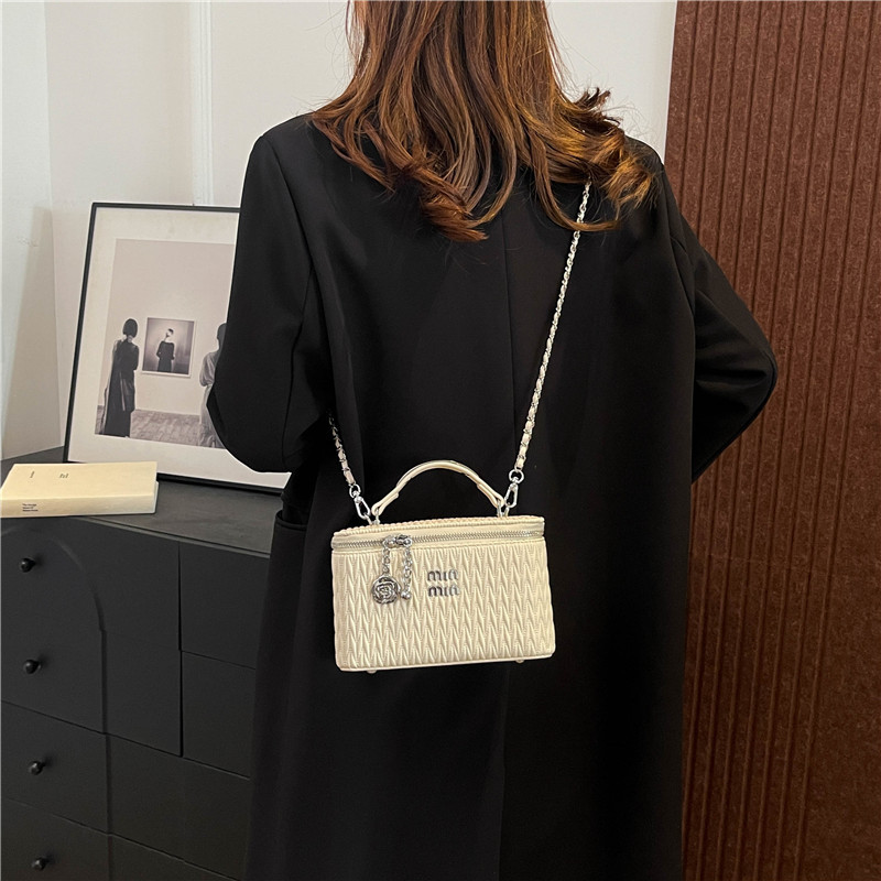 designer bag 2025 Women's Korean style small and unique fashion chain shoulder bag with a high-end hand-held wrinkled box design