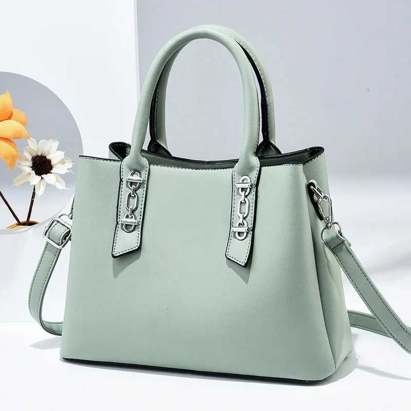 2025 New Color Block Street Fashion Womens Handbag Single Shoulder Crossbody Bag Simple Ladies Handbag Bucket Shape Zipper ClosW251117
