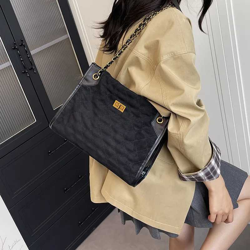 2025 Womens Fashion Chain Suede Autumn New Messenger Bag Simple Retro Large Capacity Shoulder BagW251117