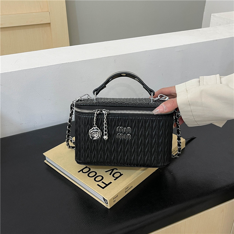 designer bag 2025 Women's Korean style small and unique fashion chain shoulder bag with a high-end hand-held wrinkled box design