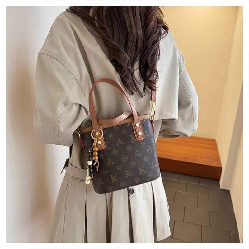 Luxury Womens Messenger Bag Crafted From Premium Leather Featuring Paris Style And Elegant Commuter Vintage LookW251117