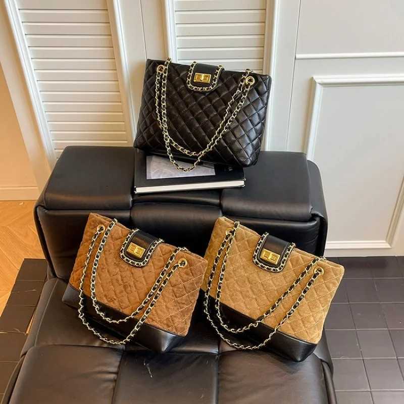 High-End Ladies Tote Bag Made Of Fine Leather Featuring High-End Famous Commuter Daily LookW251117