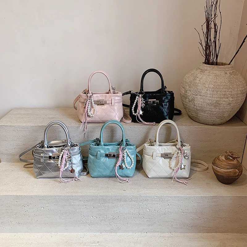 New Korean Version Shoulder Bag Womens Niche Design Crossbody Handbag Temperament Simple Lady Texture CommutingW251117