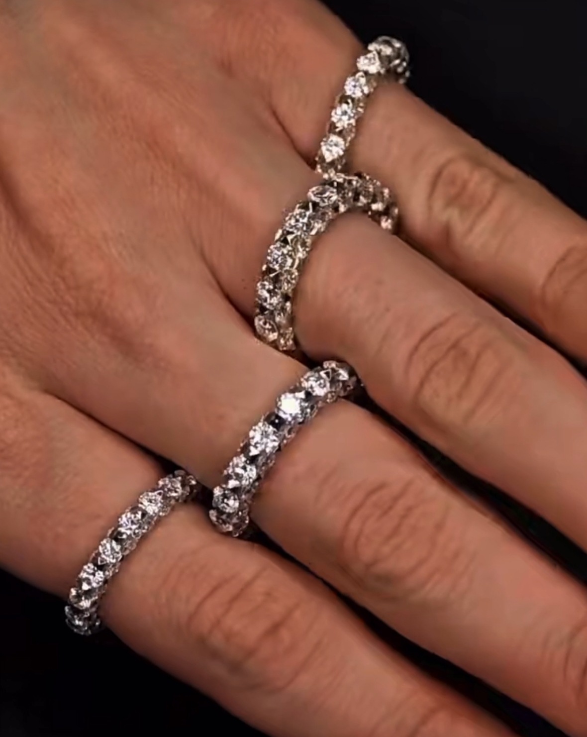 2025 Ins Top Sell Wedding Rings Luxury Jewelry 18K Designer White Gold Flll Full Round Cut 5A Zircon CZ Diamond Eternity Party Women Engagement Band R
