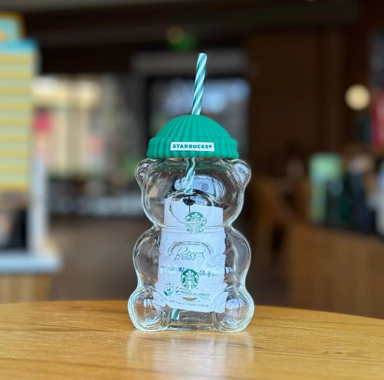 20oz Star bucks Glass Bear Cup With Straw Cute Transparent Tumbler With Hat For Iced Coffee Cold Drink Christmas New Year Gift Bearista 2025 Limited E