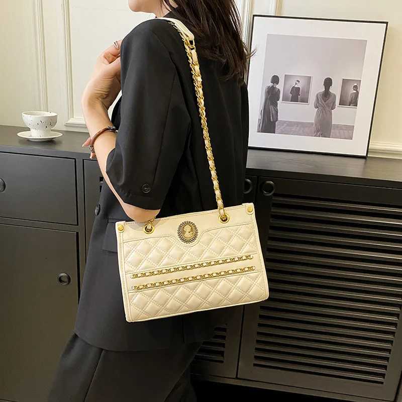Quilted Chain Work Tote Women Structured Shoulder Bag Caviar Grain Texture Compact Commuter Gym to Office SystemW251117