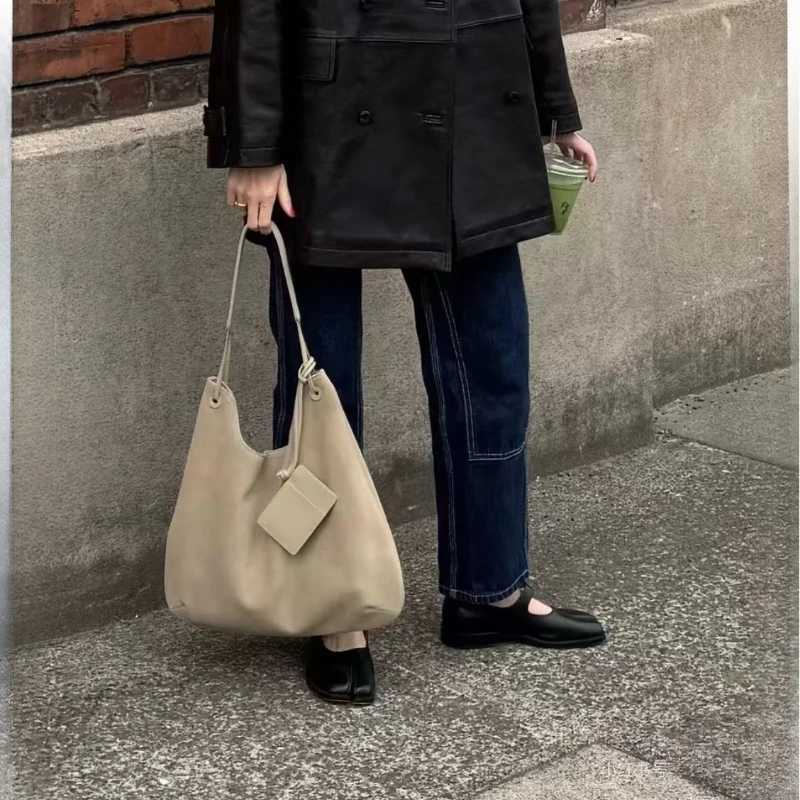 Ladies fashionable and minimalist designer suede shoulder bag with large capacity plush handbagW251117