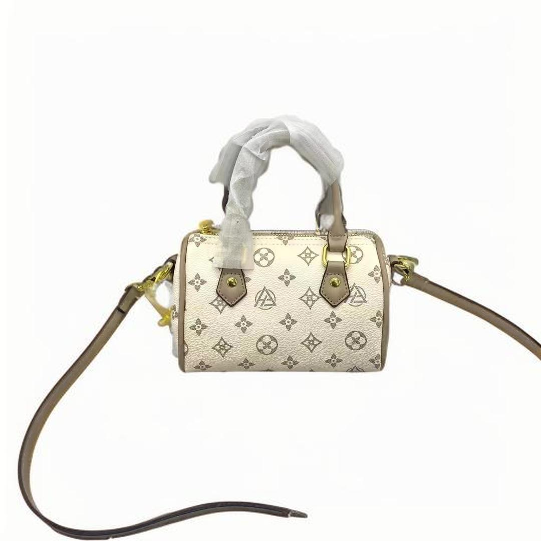 Free shipping when going out, carry a small handbag. This year's new trend for women is to carry a round bag diagonally 2025