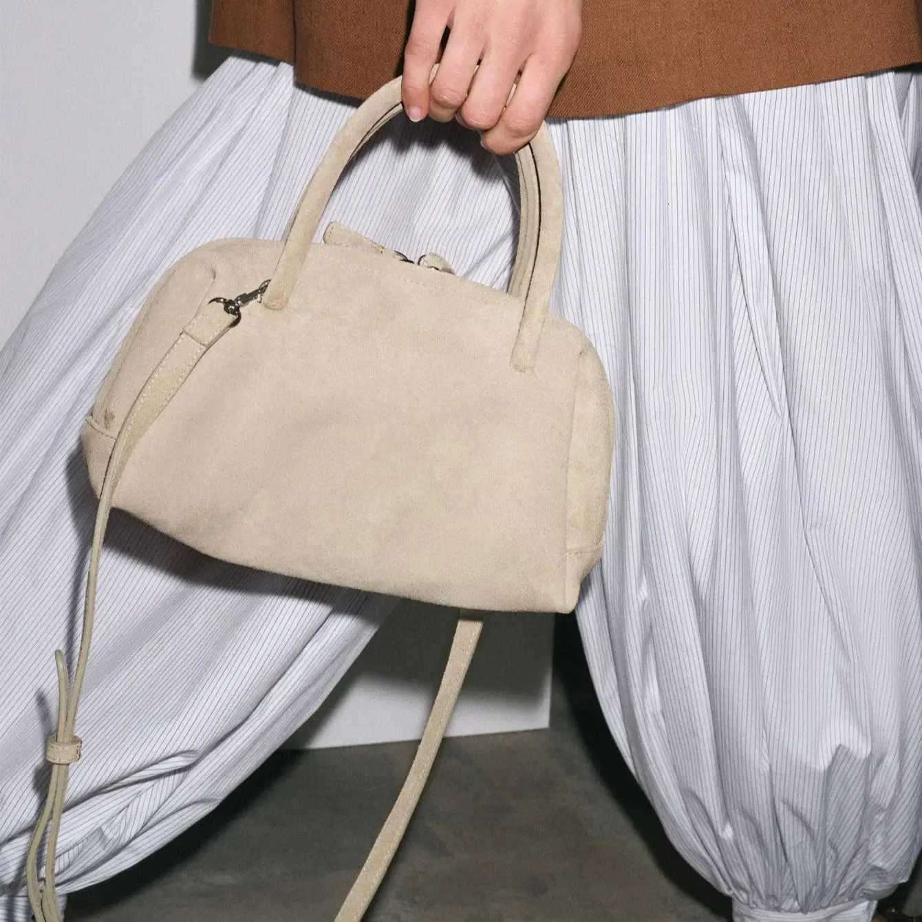 Womens Suede Bowling Bog 2025 Fashion Handbag Purse For Women Luxury Designer Croosbody Boston Bag for Ladies Small TotesW251115