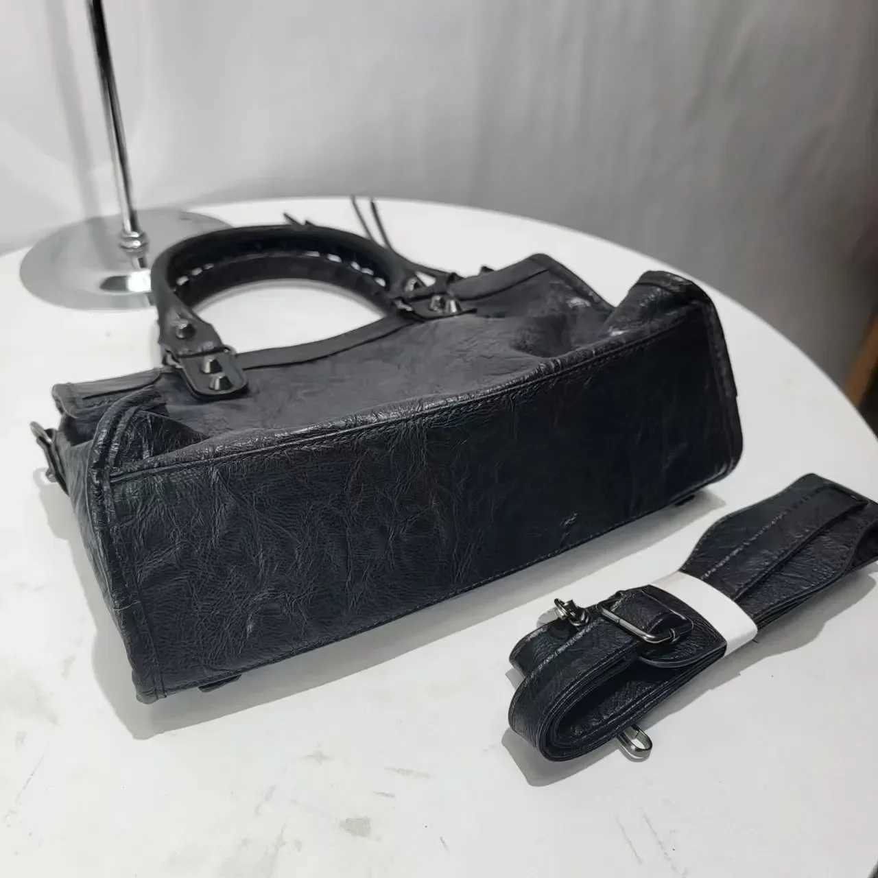 Large capacity female luxury designer city motorcycle shoulder bag 2024 autumn/winter handbag splicing cross body Y250417
