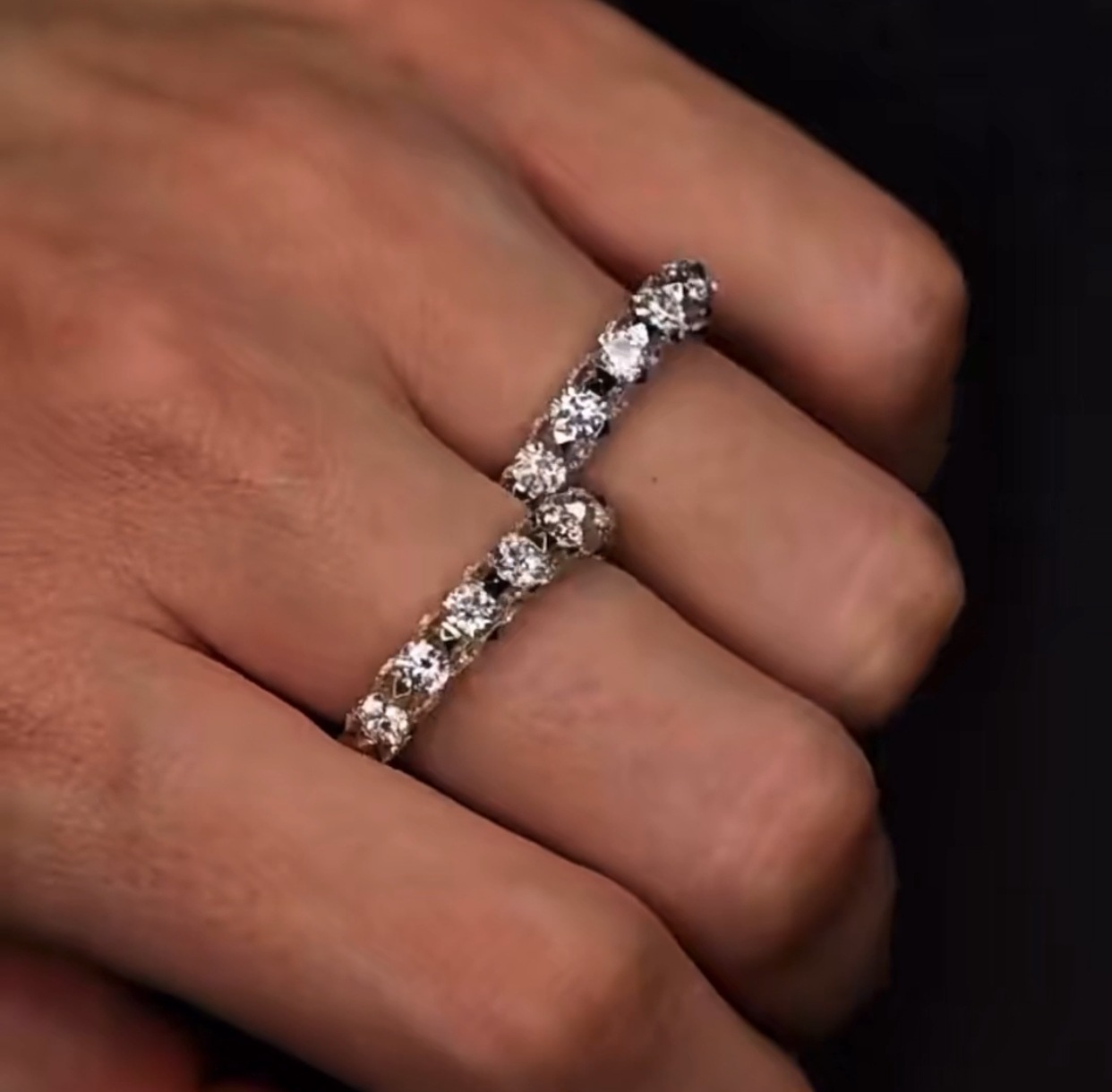 2025 Ins Top Sell Wedding Rings Luxury Jewelry 18K Designer White Gold Flll Full Round Cut 5A Zircon CZ Diamond Eternity Party Women Engagement Band R