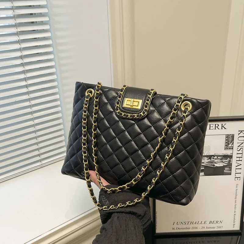 High-End Ladies Tote Bag Made Of Fine Leather Featuring High-End Famous Commuter Daily LookW251117