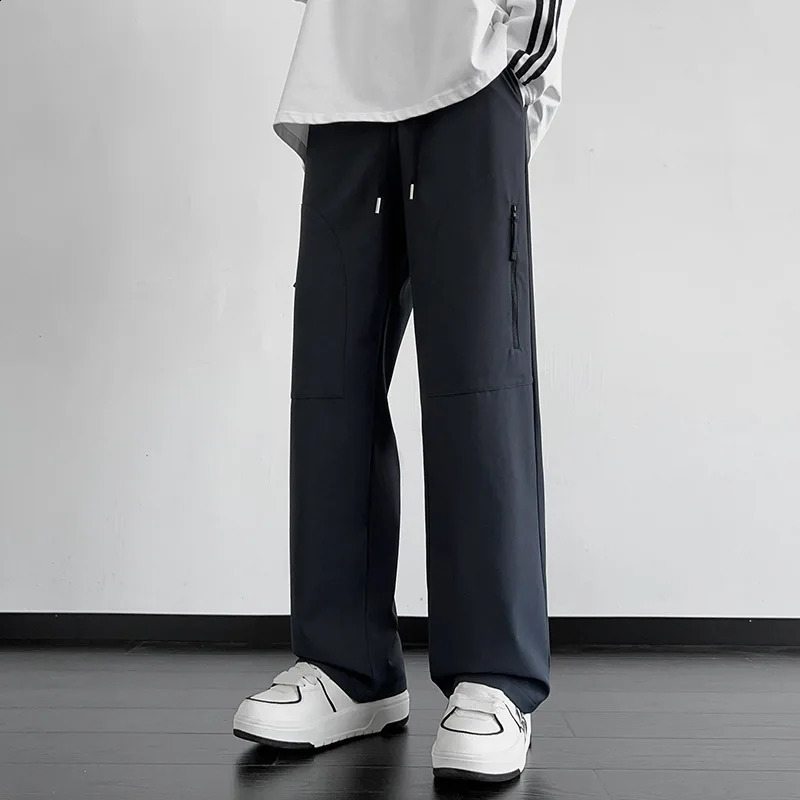 Casual straight hiking pants mens bag wide leg work loose clothing closeup Harajuku fashion 250407