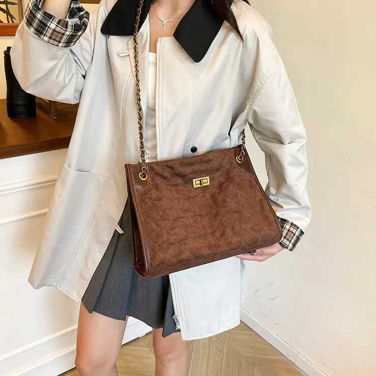 2025 Winter 777 New Diamond Chain Bag Shoulder Bag Large Capacity Commuter Bag Fashionable and VersatileW251117
