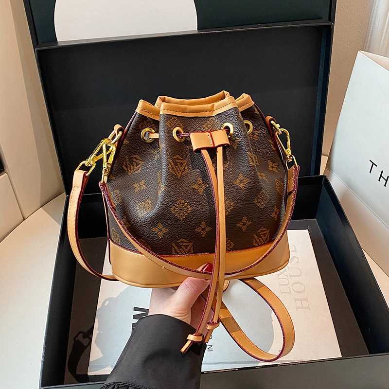 Fashionable Womens Crossbody Bag Leather Messenger Bag For Casual Shoulder Handbag By Famous DesignerW251117