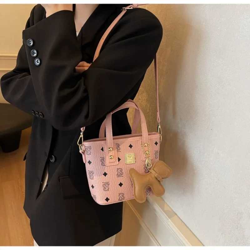 Retro Style Womens Shoulder Bag Exquisite Maillard Design Adjustable Strap for Underarm or Crossbody WearW251117