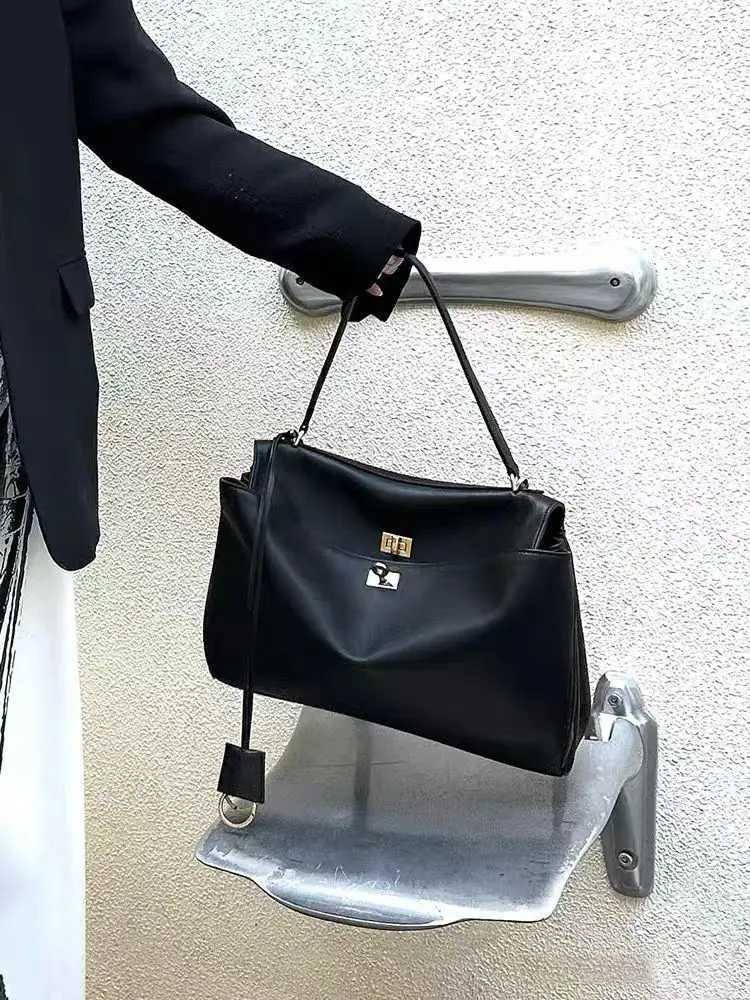 25 new lock bag relaxation neutral large capacity tote bag womens leather one-shoulder crossbody bagW251117