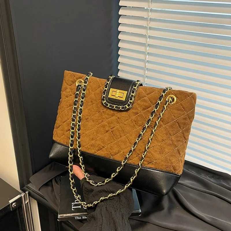 High-End Ladies Tote Bag Made Of Fine Leather Featuring High-End Famous Commuter Daily LookW251117