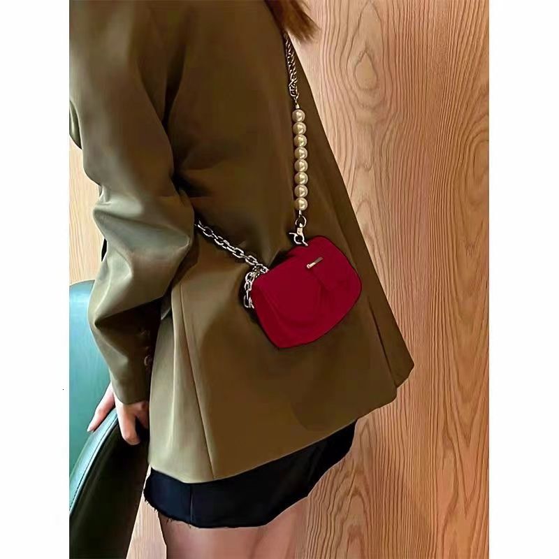 New Free Delivery Designer Mini Small For Women 2024 New Spring And Summer Design With Niche Texture, Fashionable Pearl Chain Crossbody Bag Designer B