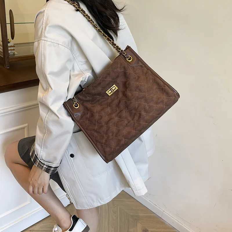 2025 Quilted Tote Bag for Women Spacious Chain Strap Purs Embroidered Shoulder Bag Large Capacity Crossbody Vintage Designer BagW251117