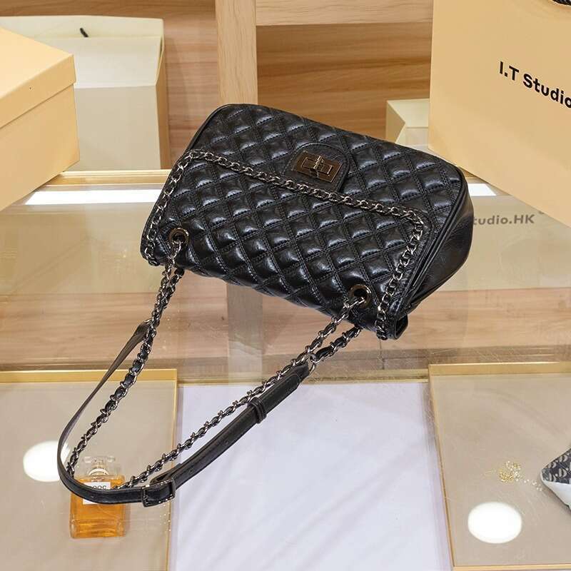 Hong Kong genuine leather armpit for women 2025 new fashionable diamond grid chain bag, high-end single shoulder crossbody small bag