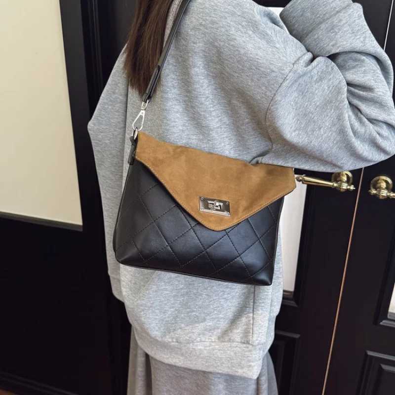 Ladies Chic Leather Crossbody Bag For Daily Commute With Adjustable Strap In Classic DesignW251117
