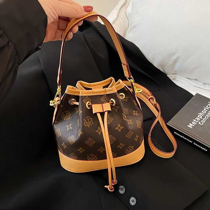 Fashionable Womens Crossbody Bag Leather Messenger Bag For Casual Shoulder Handbag By Famous DesignerW251117