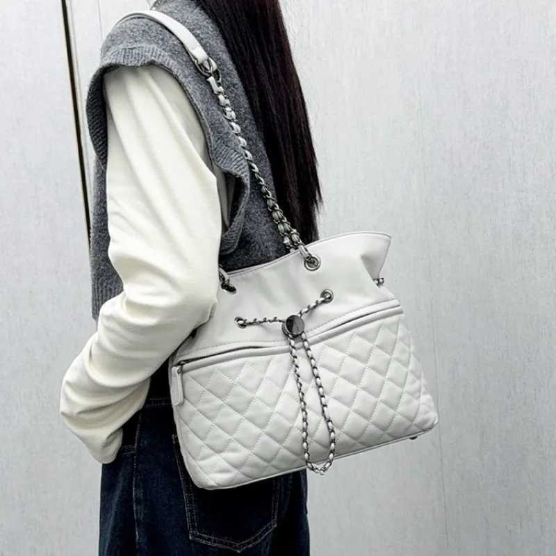 Fashionable Womens Handbag Made Of Premium Leather Boasting Trendy Design And Casual Vintage Paris StyleW251117