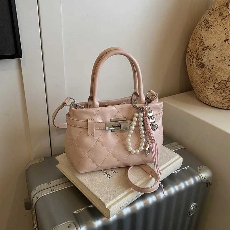 New Korean Version Shoulder Bag Womens Niche Design Crossbody Handbag Temperament Simple Lady Texture CommutingW251117