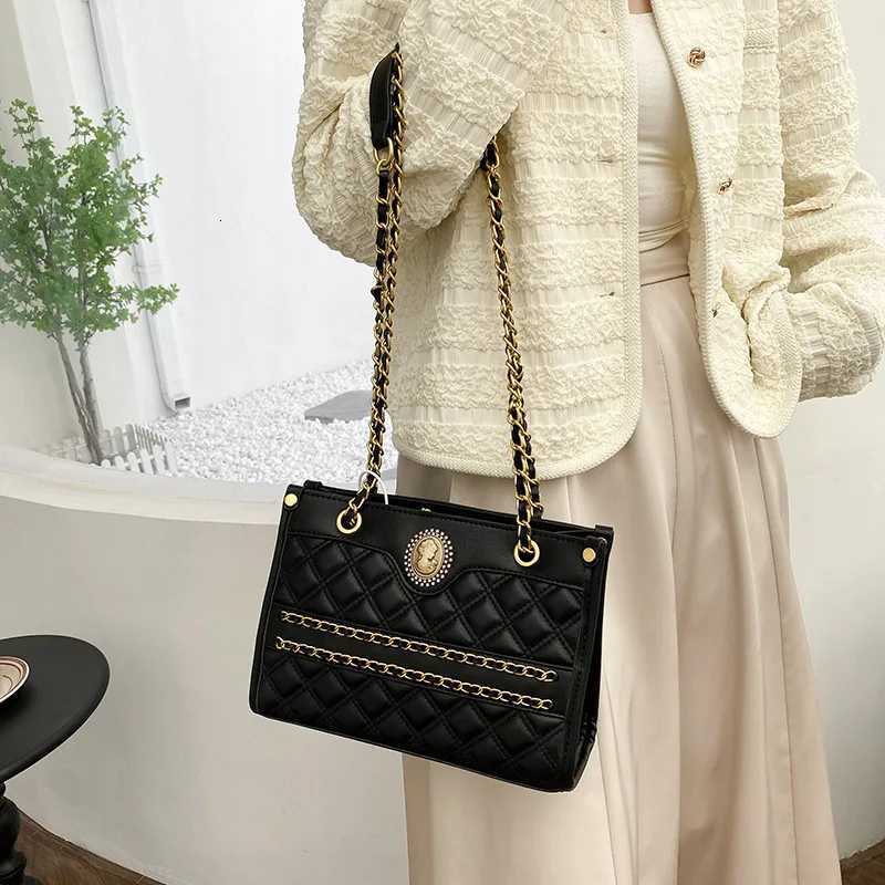 Quilted Chain Work Tote Women Structured Shoulder Bag Caviar Grain Texture Compact Commuter Gym to Office SystemW251117