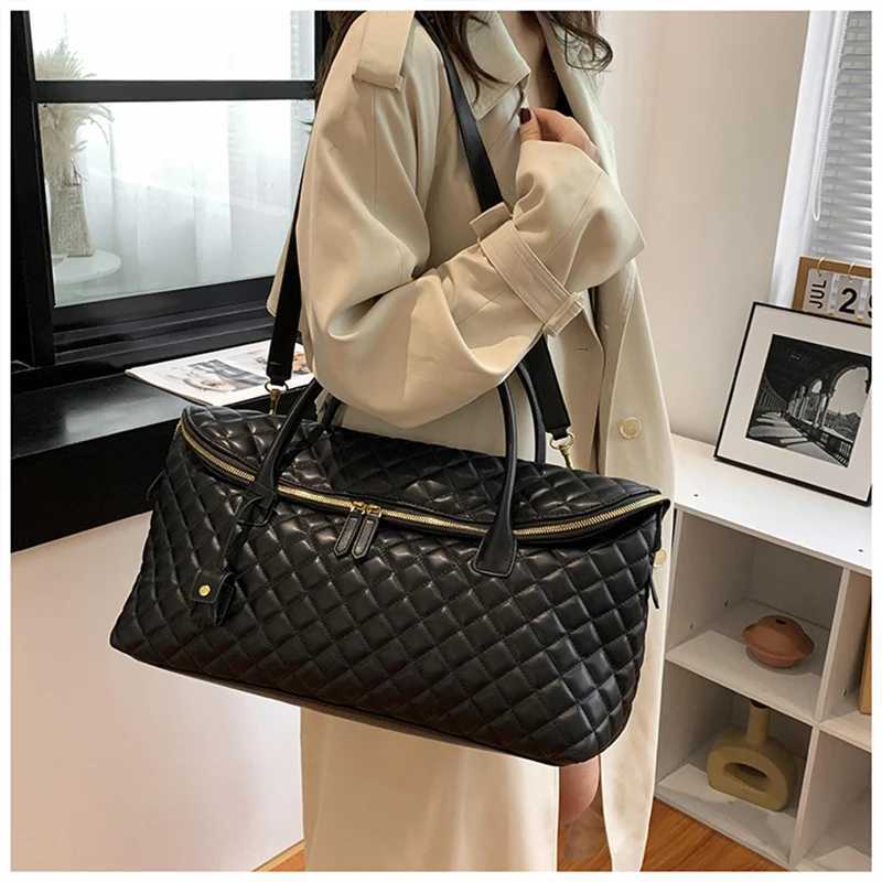 Womens luxury designer fashionable plain travel bag multifunctional luggage bag 2024 casual travel washing and makeup shoulder cross body BaW250417