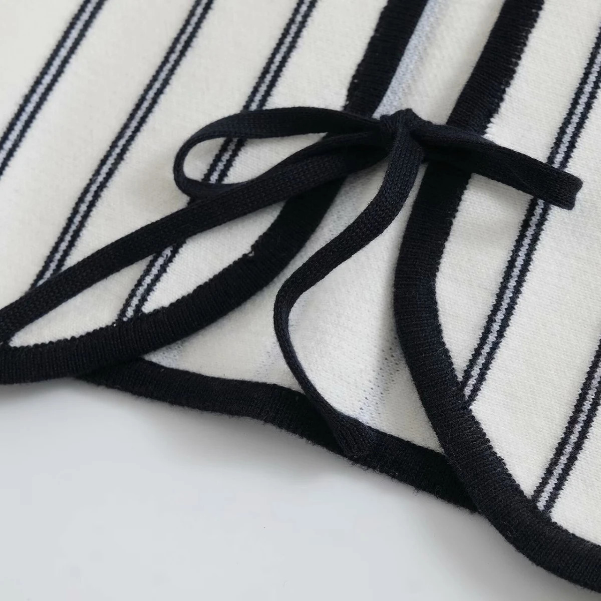 ZBZA Womens Striped Knitted Vest Round Neck Sleeveless Front Tie Loose Hem Top Spring and Summer Casual Versatile Chic Vest 250417