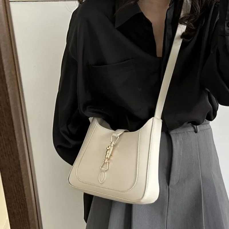 Fashionable French Style Womens Bag 2025 New Trend Small Ins Crossbody Shoulder Handheld Underarm Bag Zipper ClosureW251117
