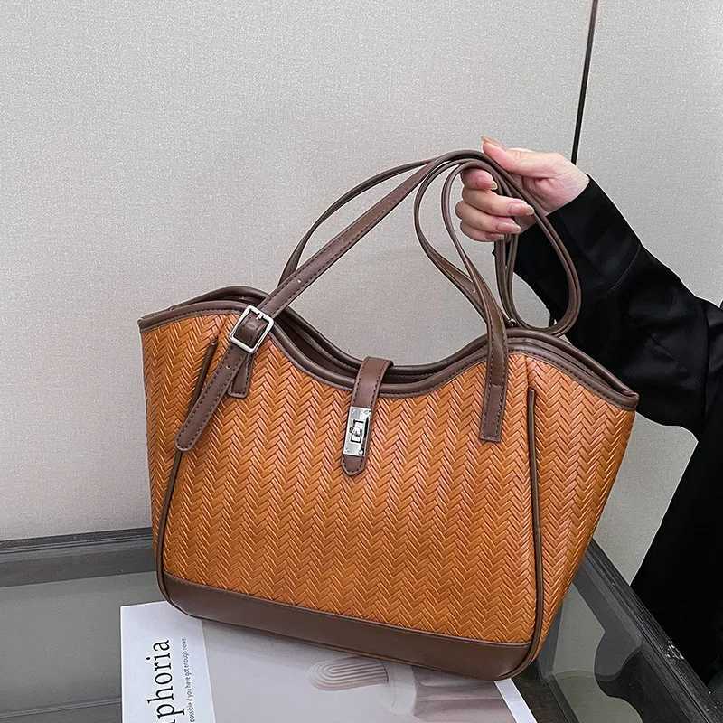 2025 Woven Tote Bag for Women Large Capacity Summer Shoulder Bag Stylish and PracticalW251117