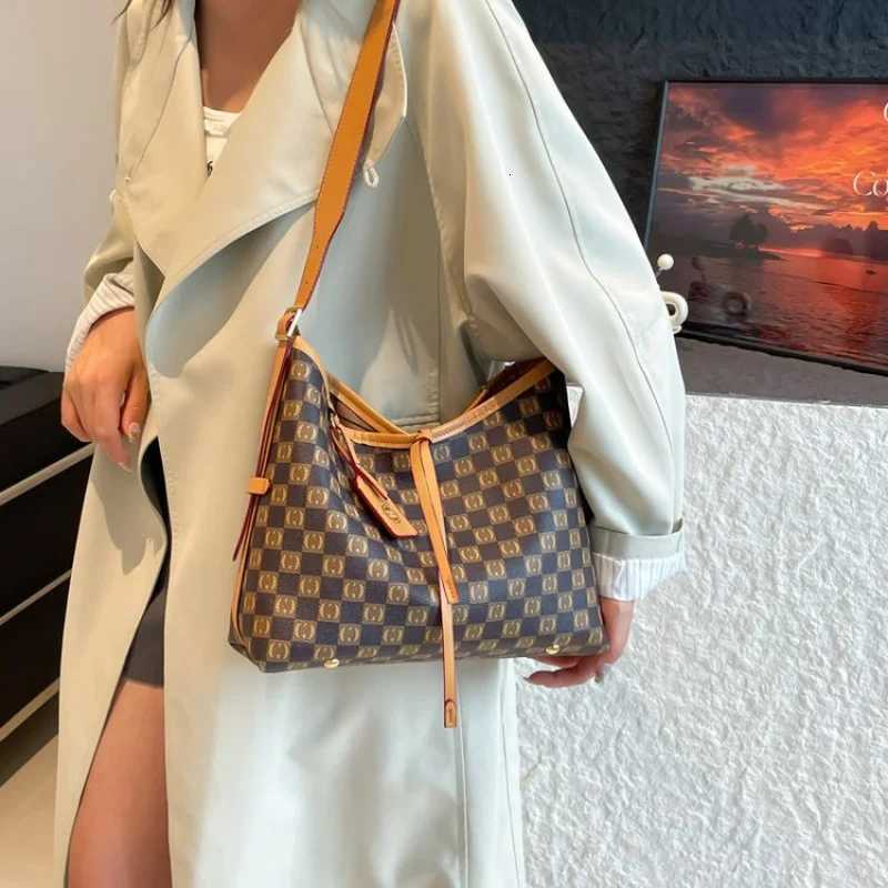 Womens Tote Bag Crafted From Premium Leather Featuring High-End Quality And Trendy Paris StyleW251117