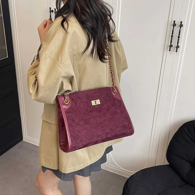 2025 Womens Fashion Chain Suede Autumn New Messenger Bag Simple Retro Large Capacity Shoulder BagW251117