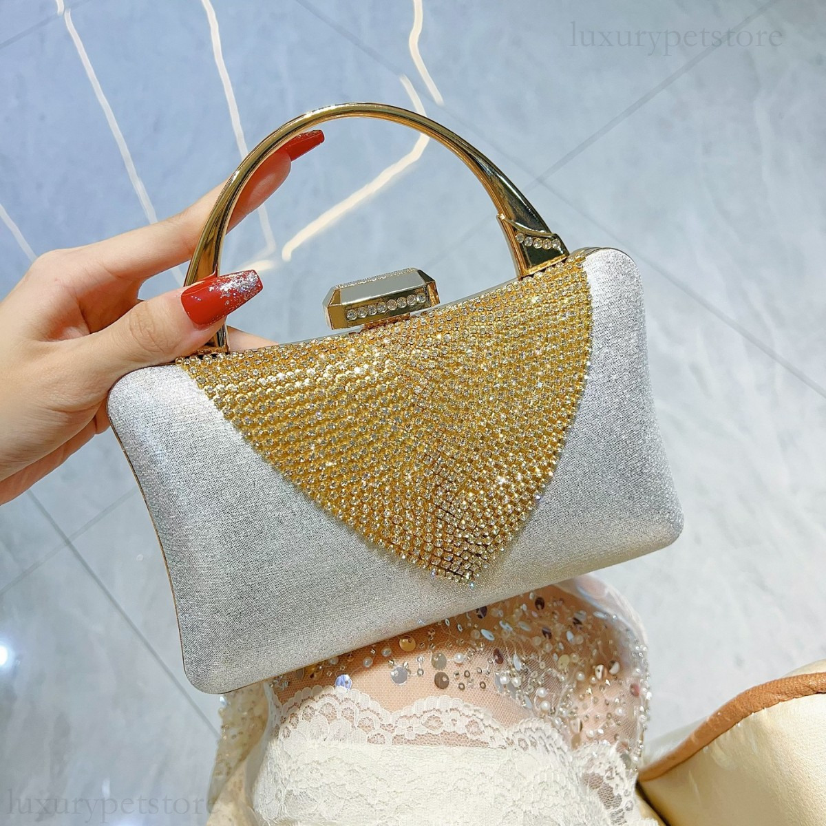 2025 New Top Designer Noble Dia Stone V-shaped Women's Wallet Dress Cross Shoulder Handheld Socialite Banquet Bag