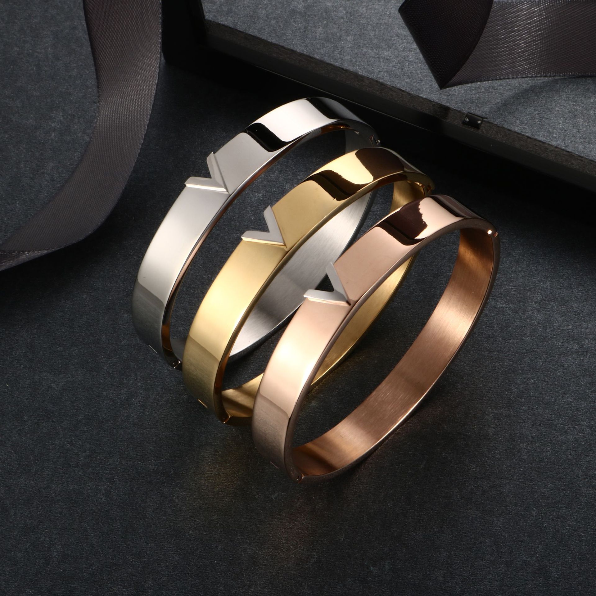 Exquisite And Minimalist Geometric Design Bracelet Stainless Steel Material Fashionable And Versatile Bracelet Suitable For Holiday Gift Bracelets