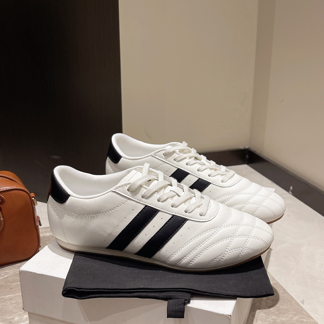 2025 Fashion Versatile Trendy Casual Shoes Striped Black White Sneakers Comfortable Soft Sole Flat White Shoes