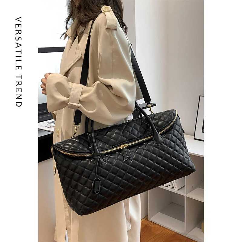 Womens luxury designer fashionable plain travel bag multifunctional luggage bag 2024 casual travel washing and makeup shoulder cross body BaW250417
