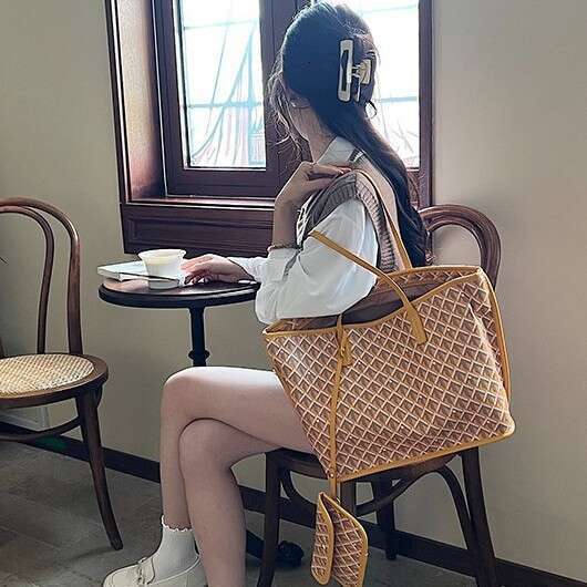 2025 Spring New Commuter Leisure Shoulder Niche Trend Tote Bag, Printed Versatile Fashion Underarm Bag