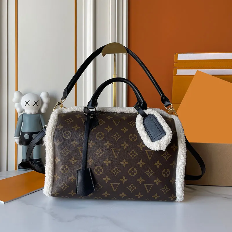 Luxurys Designer Fuzzy Teddy Soft P9 30cm Pillow bag Women Plush Cross-body traveling Shoulder bag Winter Teddy handbags Classic bandouliere tote bag Weekend Bag