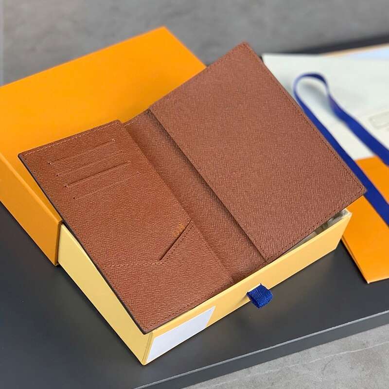 Unisex Fashion Casual Designer Luxury Passport Cover Holders Wallet Coin Purse Key Pouch Credit Card Holder TOP Mirror Quality M64502 M64501 N64411 M63914