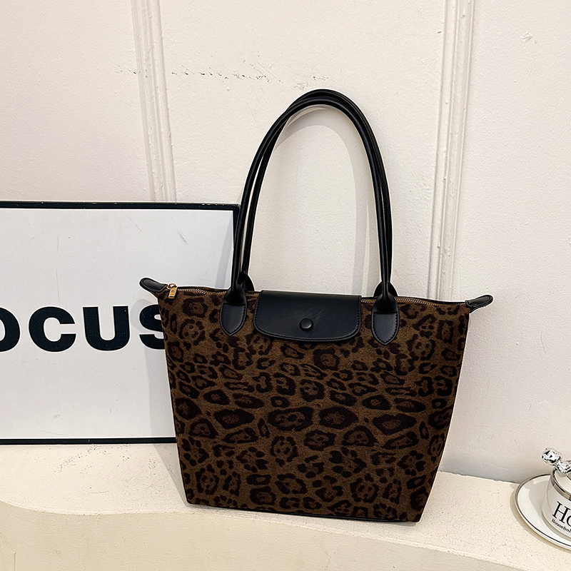 2025 Spring New Women's Fashion Versatile Large Capacity Leisure Simple Commuter Shoulder Bag for College Students Simple High end Classic Luxury