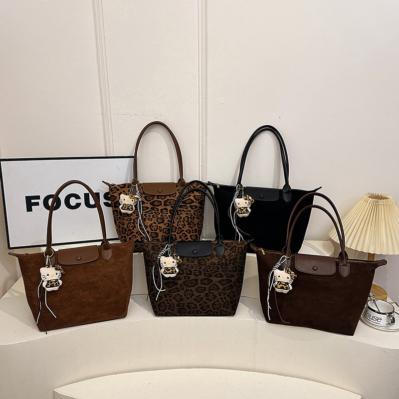 2025 Spring New Women's Fashion Versatile Large Capacity Leisure Simple Commuter Shoulder Bag for College Students Simple High end Classic Luxury