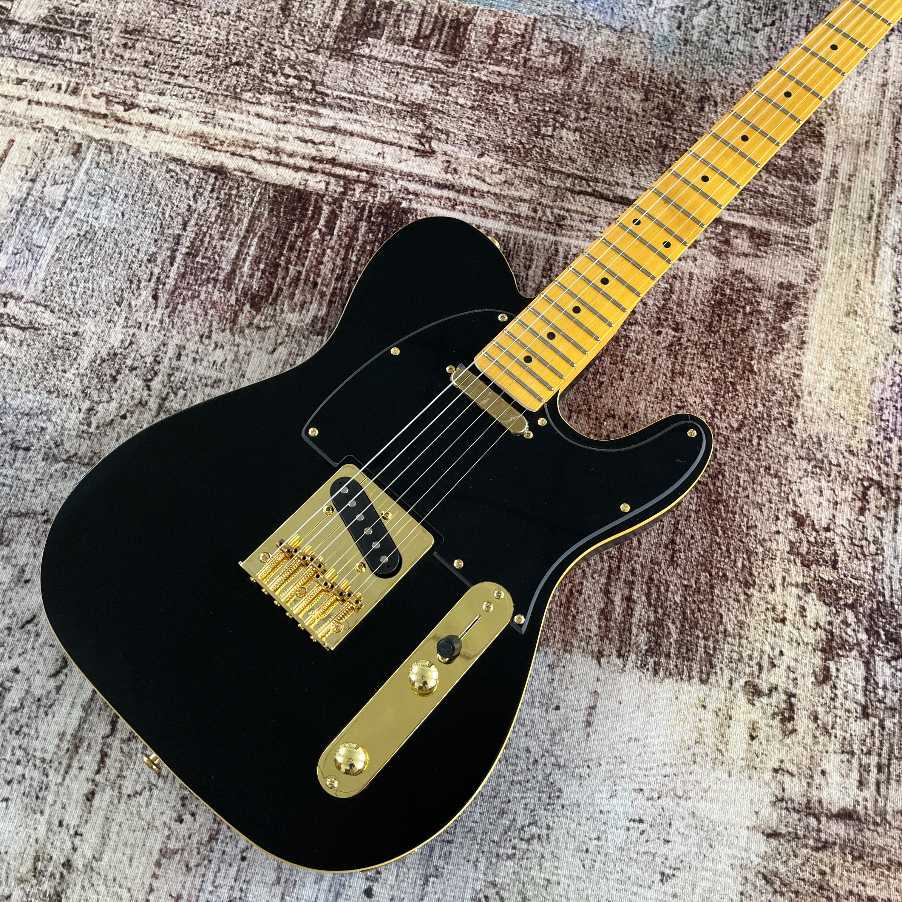 Matte finish electric guitar with 22 frets and 6 strings. Mahogany body, maple neck. Real pictures. Fast delivery.